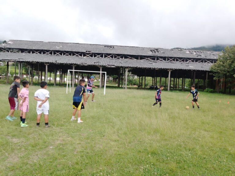 Niños del Recreo FC sueñan con una cancha apta para entrenar