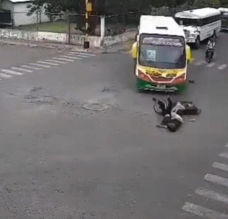 Colisión de buseta y moto captada en cámara de seguridad en Ureña