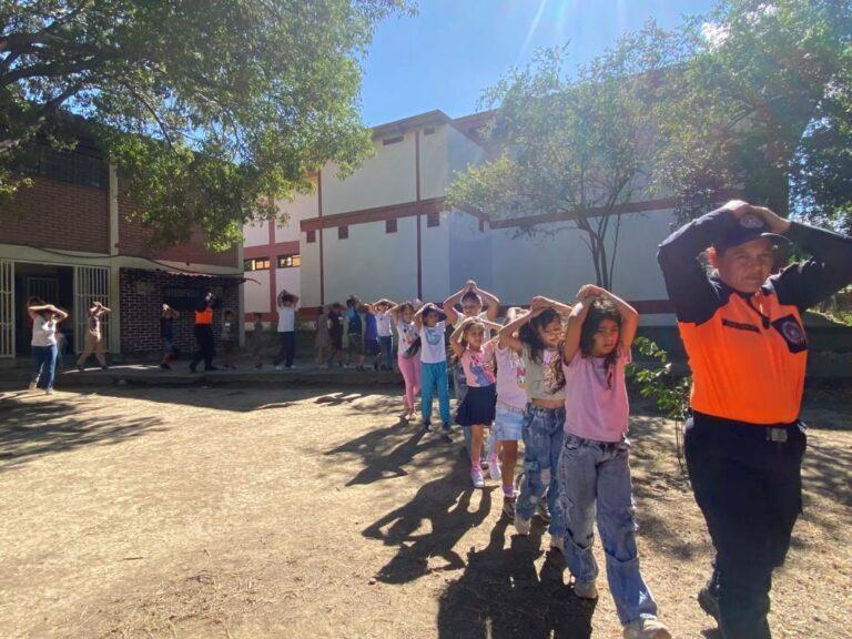 Simulacro de evacuación por sismo en biblioteca de Ureña