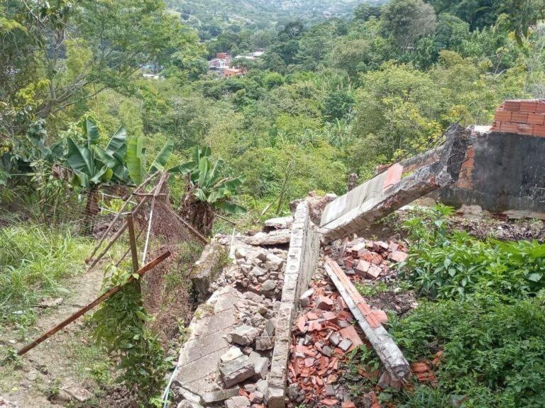 Inspeccionan deslizamiento y colapso de viviendas en La Popa