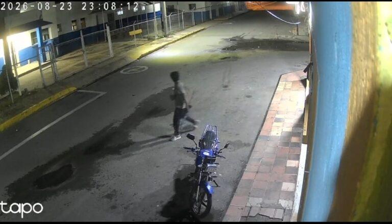 Grabado sujeto cuando hurtaba borde metálico en fachada de frontera