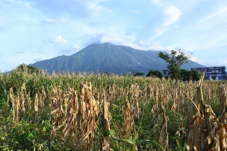 El temor y la resignación de vivir en las faldas del volcán de Fuego