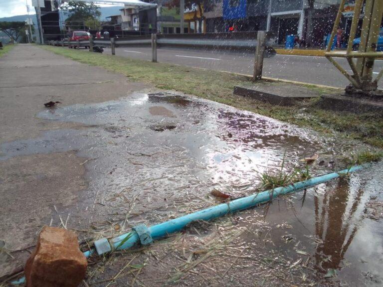 Bote de agua por Avenida 1 de Táriba