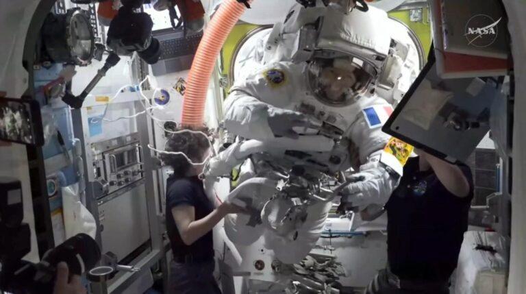 La astronauta francesa Sophie Adenot concluye su primera caminata espacial