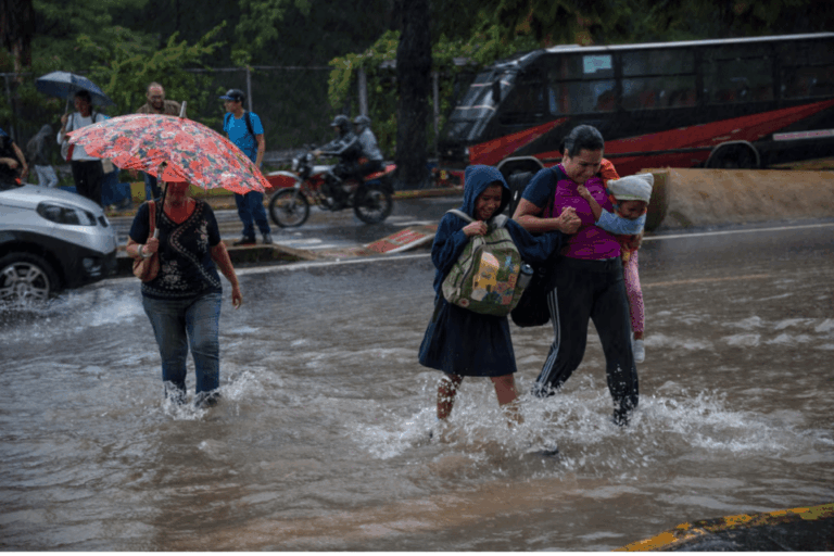 Los barrios de Caracas sobrevivieron al terremoto pero las lluvias reactivan las alarmas