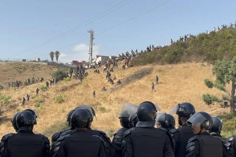 Policía marroquí carga contra decenas de migrantes que pretendían cruzar a Ceuta
