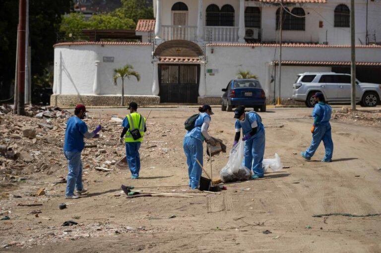 Venezolanos limpian calles de La Guaira