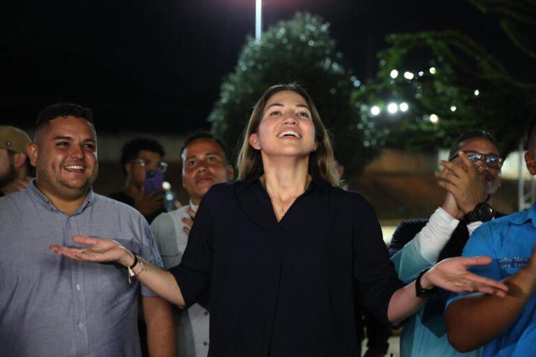 Regresa a Venezuela la jefa de comunicaciones de la líder opositora María Corina Machado
