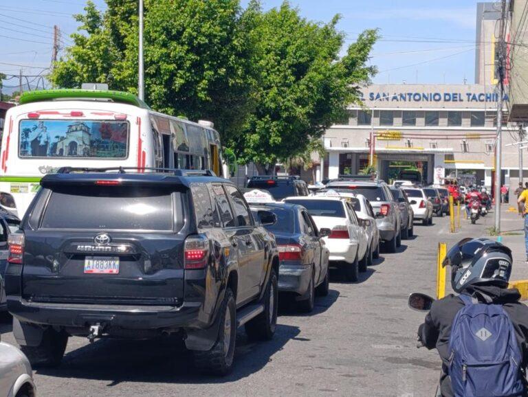 Vuelven las kilométricas filas para ingresar a Colombia