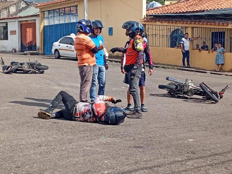 ¡Otra vez chocan dos motos!