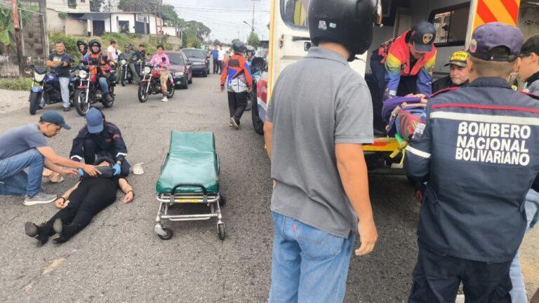 Dos lesionados al caer de su moto tras atravesárseles un perro en Colón