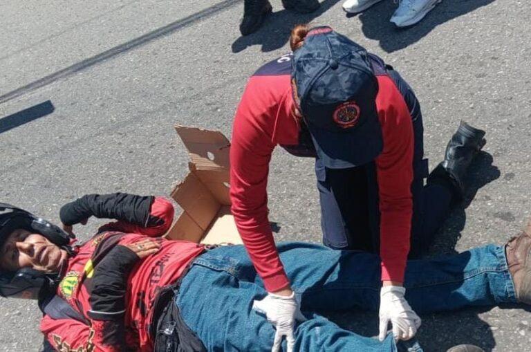 Un motorizado lesionado al impactar con una carretilla de frutas en San Antonio