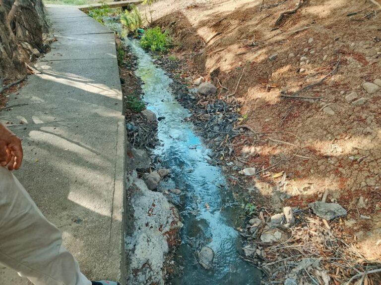 Riachuelo de aguas putrefactas recorre el frente de sus casas en Tienditas