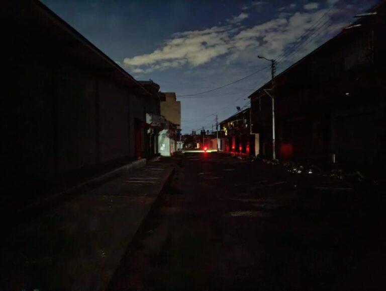 Solo la luz de los vehículos alumbra de noche las calles de frontera