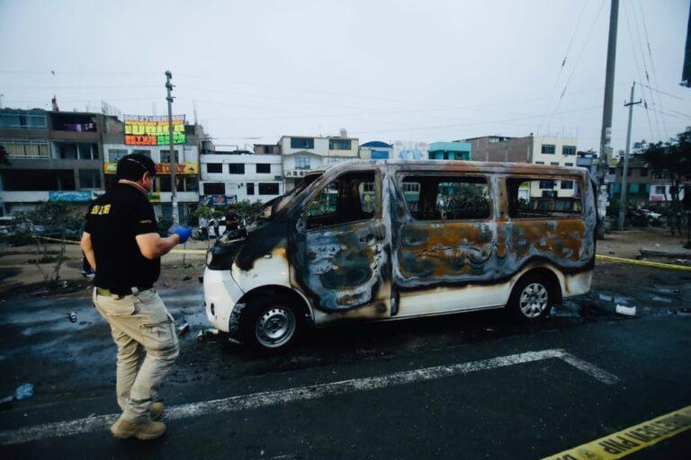 Le prendieron fuego a venezolano que descansaba en miniván en Perú