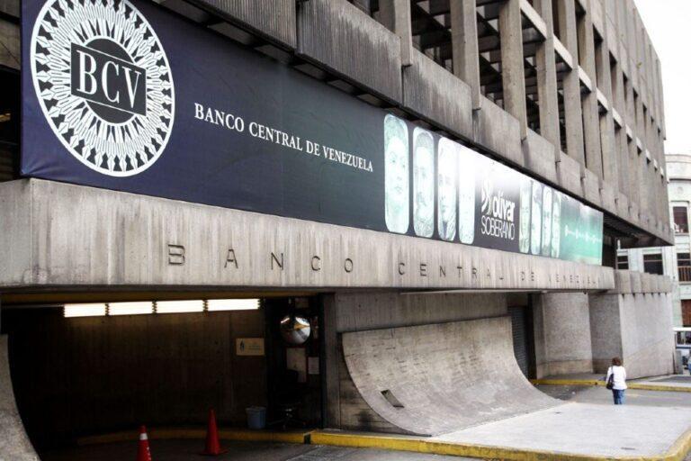 El bolívar cae un 5,8 % frente al dólar en el mercado oficial durante agosto