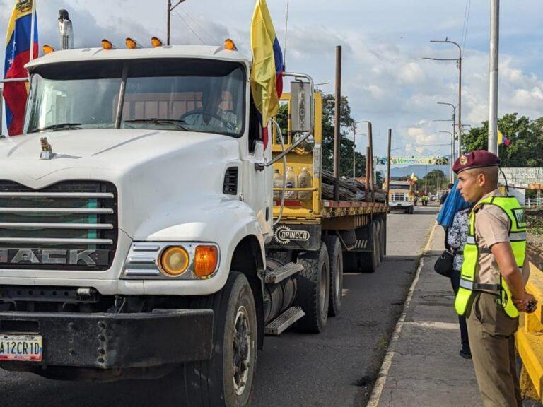 Transportistas de carga esperan retomar su tránsito por el puente de Ureña