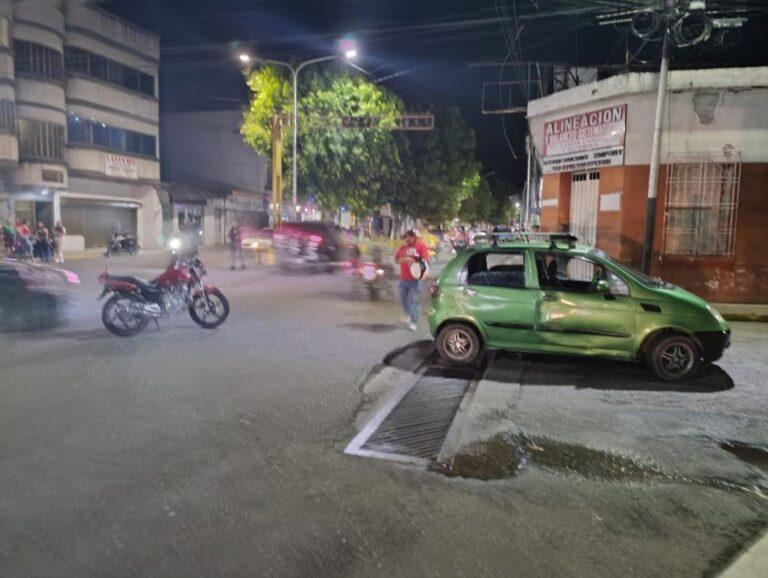 Colisión entre carro y moto en San Antonio
