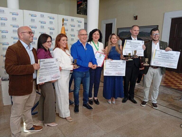 Gobernador entrega Premio Dr. Ramón J. Velázquez 2026 a Diario Católico