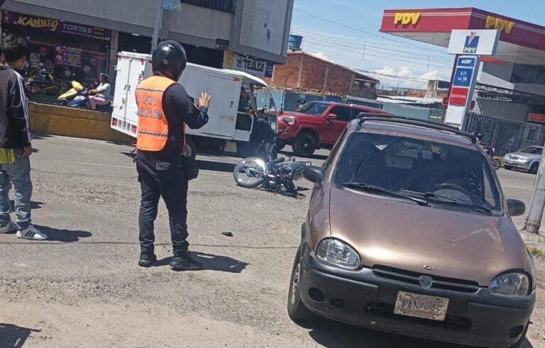 Colisión entre moto y carro en San Antonio