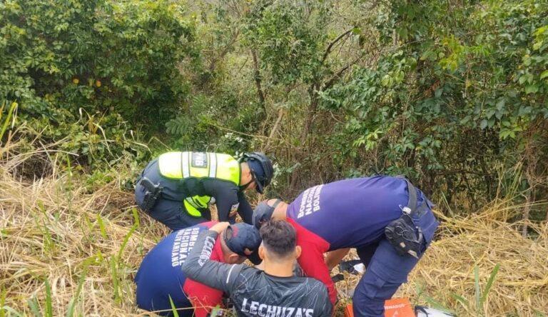 Rescatan a un motorizado que cayó a despeñadero en vía hacia la frontera