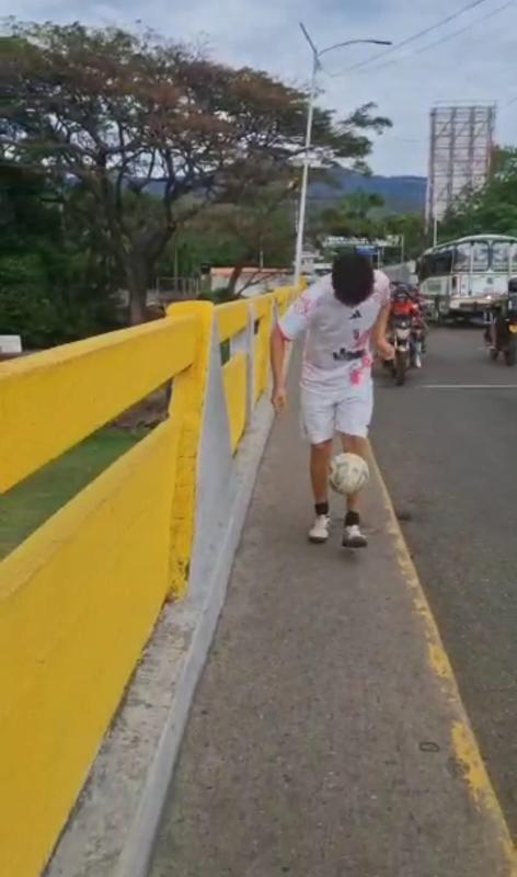 Cruzó el puente Simón Bolívar bajo la modalidad de fútbol «freestyle»