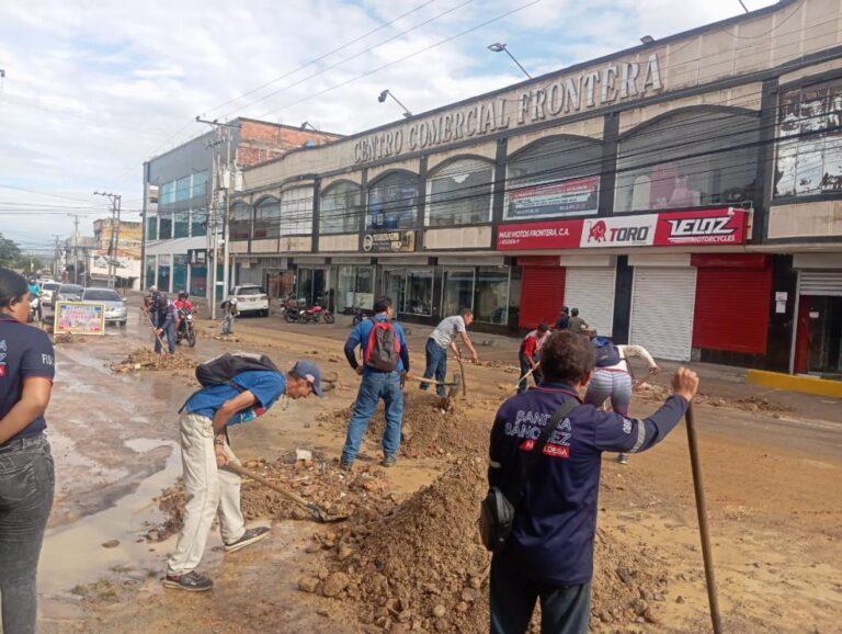 Remueven lodo y material rocoso en vías de San Antonio tras lluvias